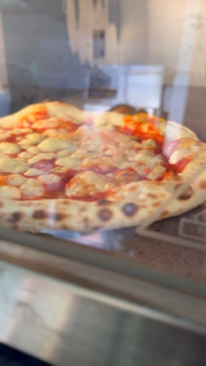 Pizza w naszym piecu — moment wypieku, charakterystyczne spalone bąbelki na cornicione