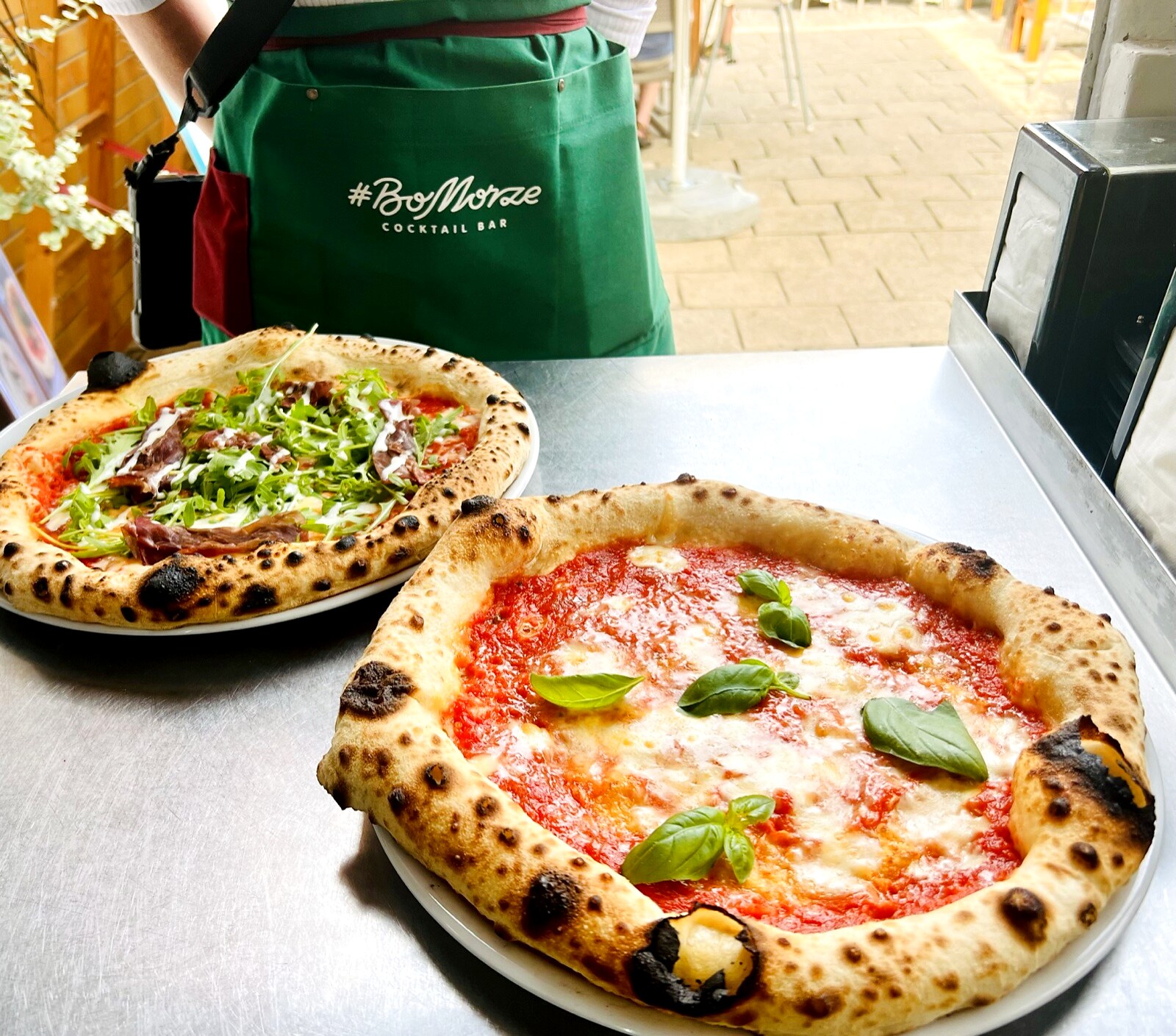 Dwie pizze neapolitańskie BoMorze — Prosciutto i Margherita