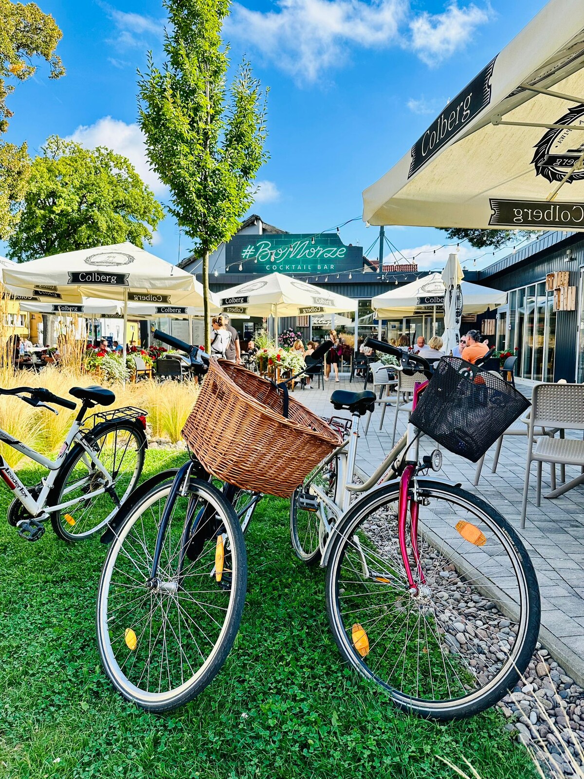 Ogródek BoMorze — rowery z koszykiem, parasole Colberg, neon #BoMorze Cocktail Bar