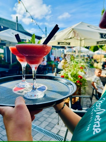Dwa daiquiri arbuzowe na tacy — z fartuchem #BoMorze