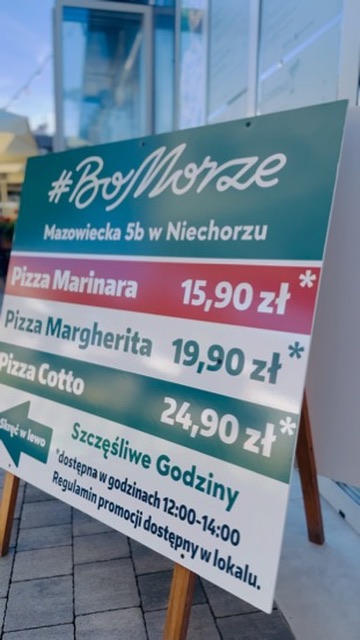 Tablica BoMorze Happy Hours przed lokalem — Marinara, Margherita, Cotto