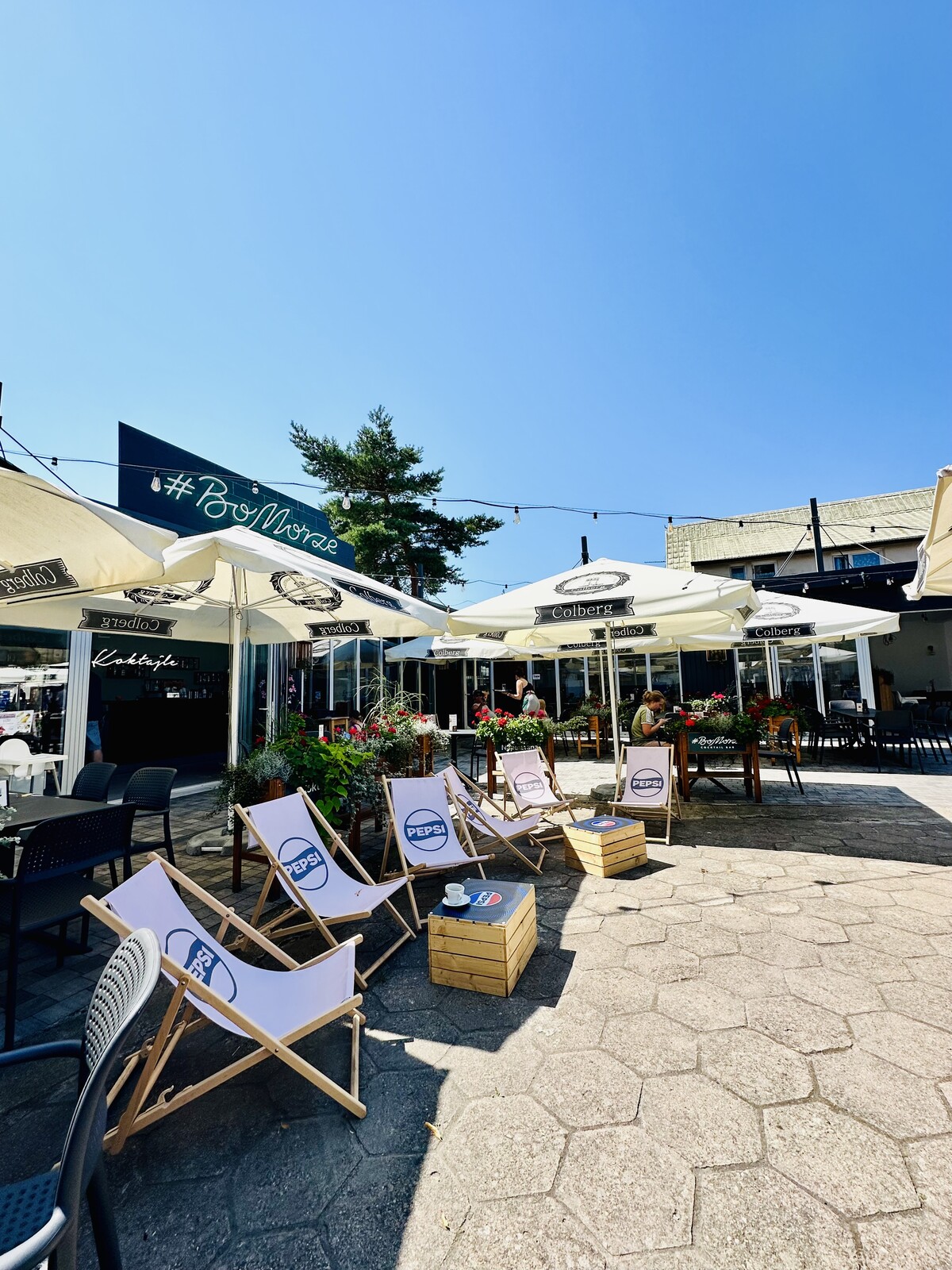 Leżaki #BoMorze w ogródku — strefa chillout pod parasolami Colberg
