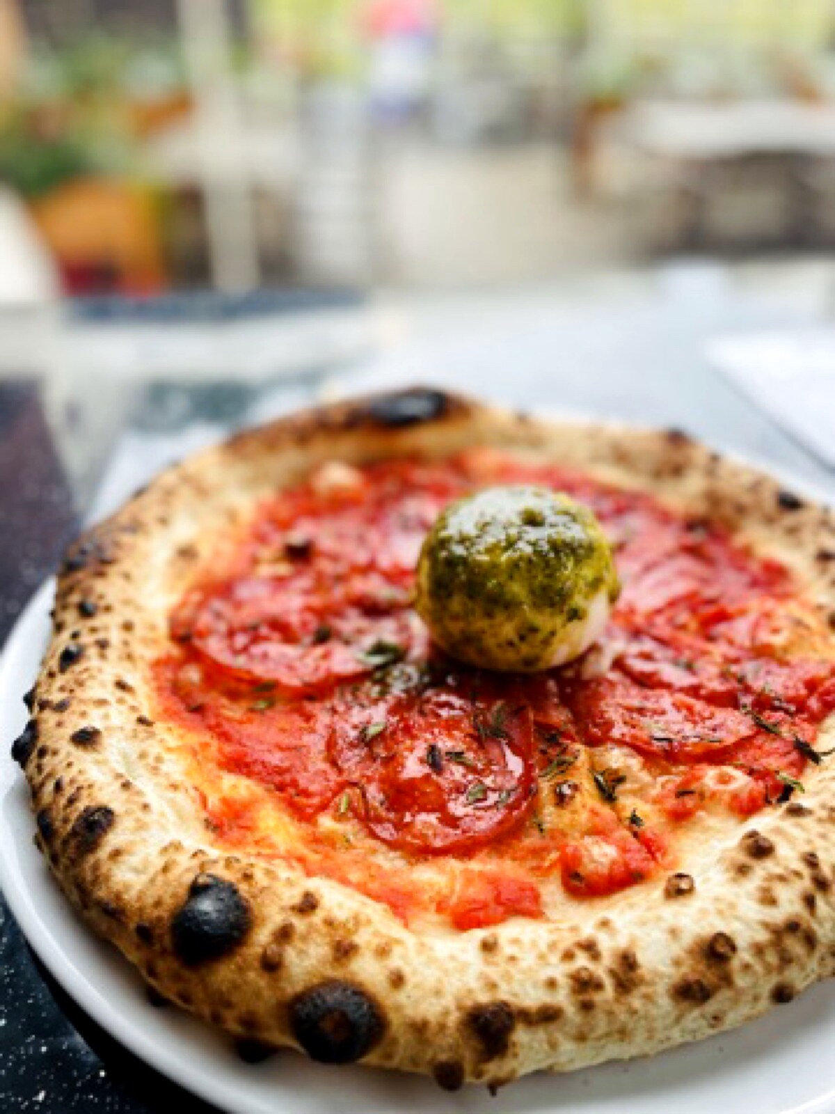 Pizza z salami i kulką mozzarelli z pesto bazyliowym
