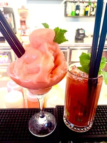 Mrożony arbuzowy daiquiri obok Bloody Mary z miętą