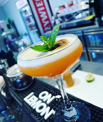 Whiskey Sour z plasterkiem marakui i kremową pianką