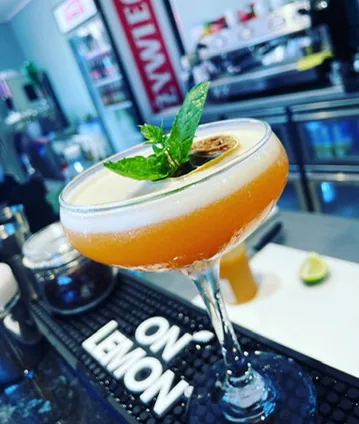 Whiskey Sour z plasterkiem marakui i kremową pianką
