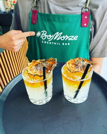 Dwie Pinacolady na tacy — fartuch #BoMorze · Cocktail Bar