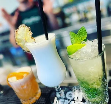 Pinacolada i Mojito stoją obok siebie — biały i zielony klasyk
