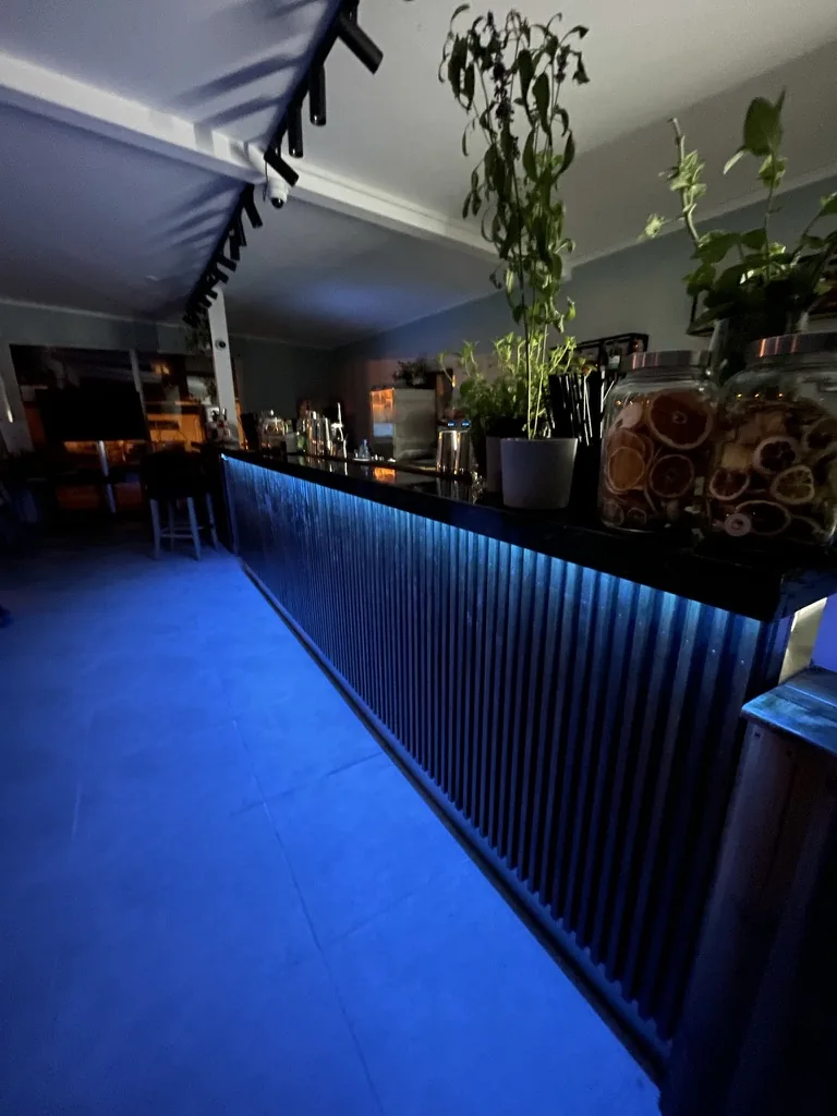 Bar BoMorze nocą — niebieskie LED, słoje z suszonymi cytrusami