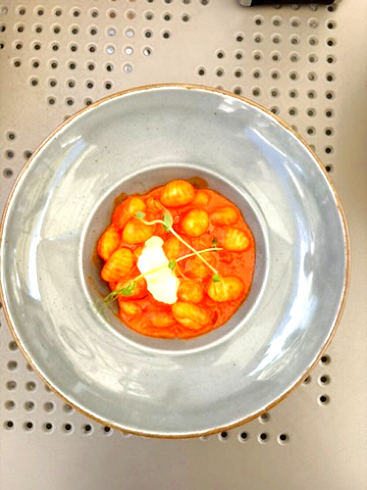 Gnocchi al pomodoro z mascarpone i mikroziołami