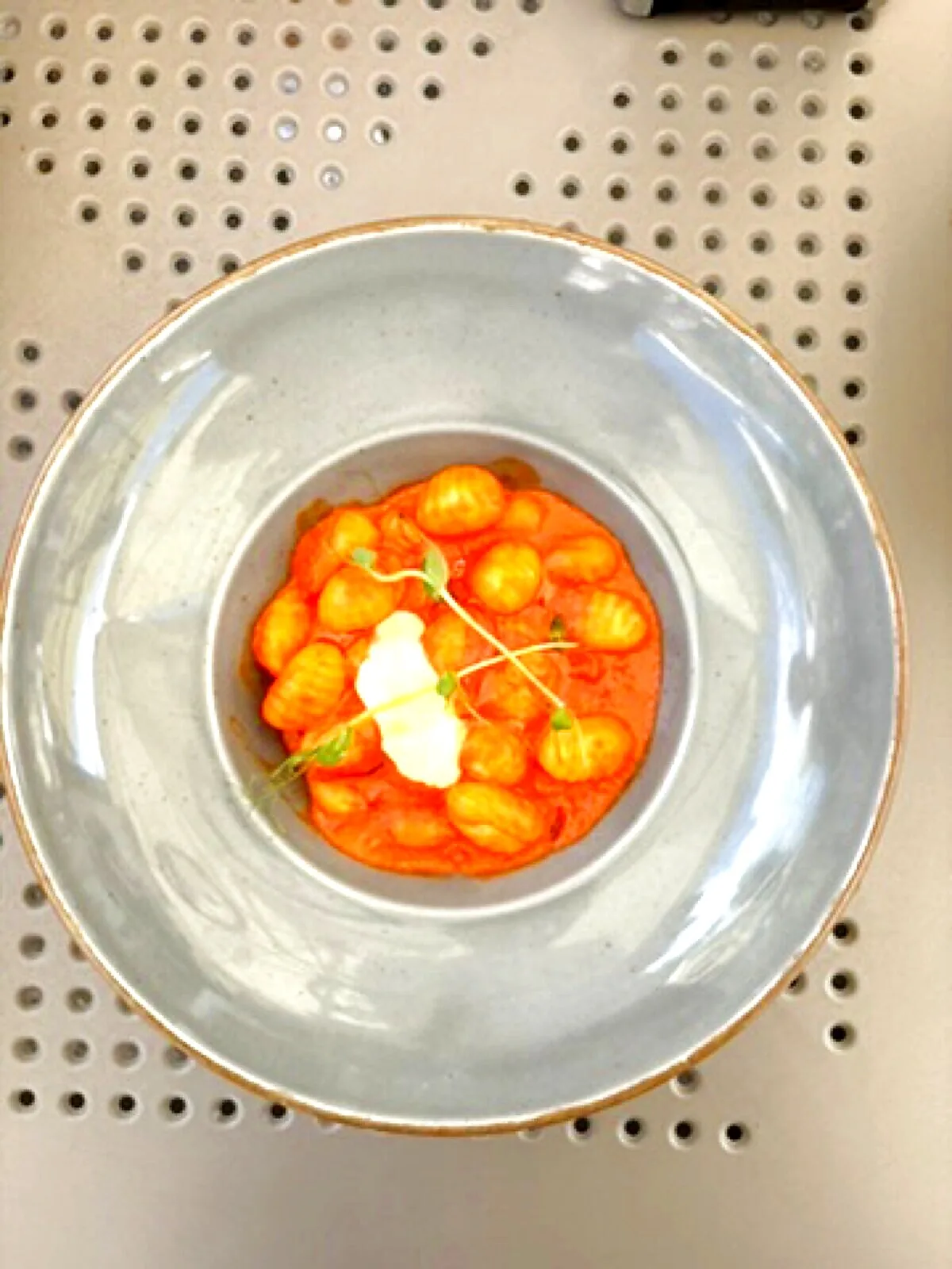 Spaghetti al pomodoro z mascarpone i mikroziołami