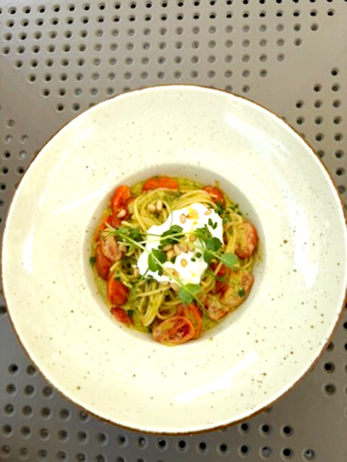 Spaghetti pesto ze straciatella di burrata, pomidorkami konfitowanymi i pestkami pinii