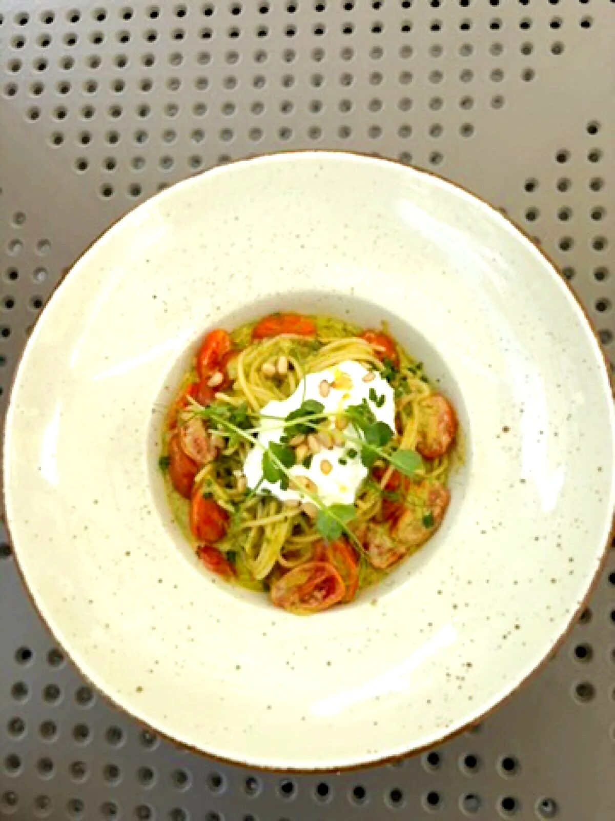 Spaghetti pesto ze straciatella di burrata, pomidorkami konfitowanymi i pestkami pinii