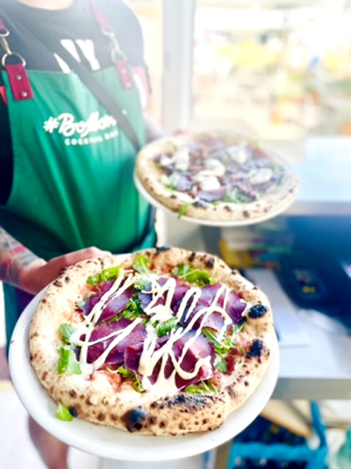 Pizza neapolitańska BoMorze — bresaola, rukola, parmezan