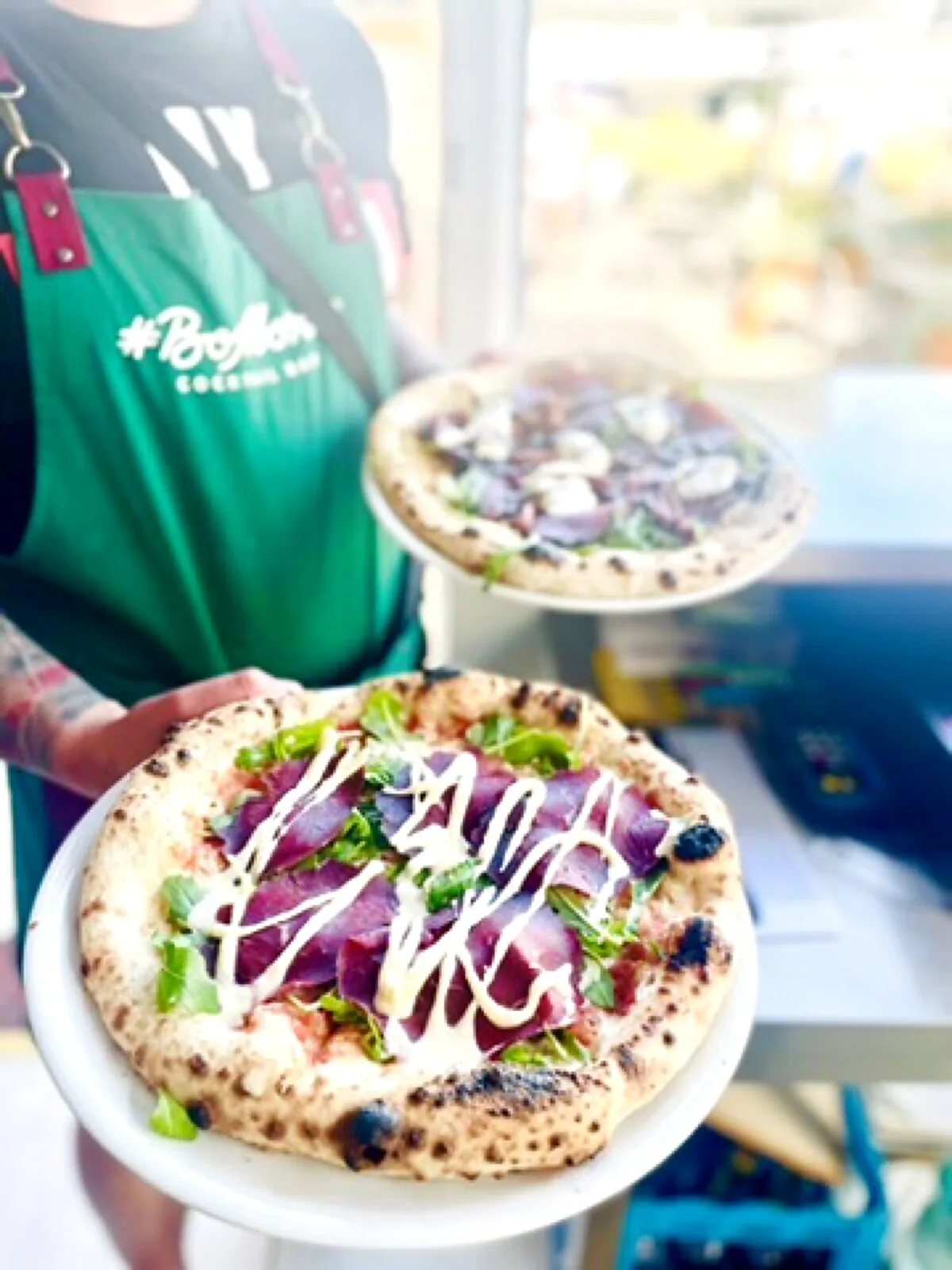 Pizza neapolitańska BoMorze — bresaola, rukola, parmezan