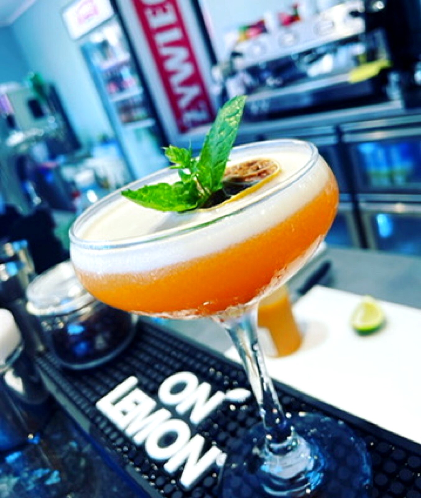 Whiskey Sour — kremowa pianka, plaster marakui, gałązka mięty